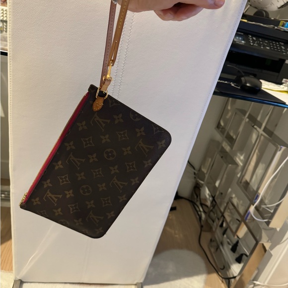 Authentic Louis Vuitton pouch/wrislet in excellent condition - Picture 5 of 10